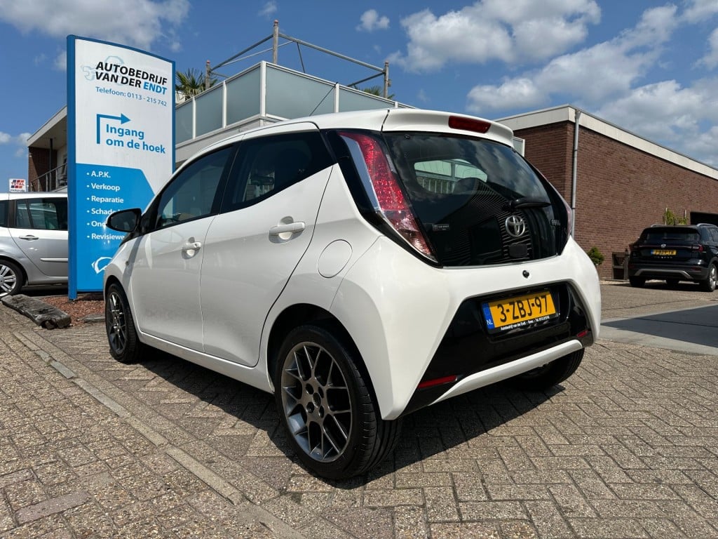 Toyota Aygo 1.0 vvt-i x-play camera lm velgen 2e eigenaar