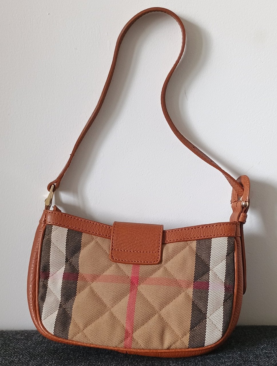 BURBERRY nova check little bag.