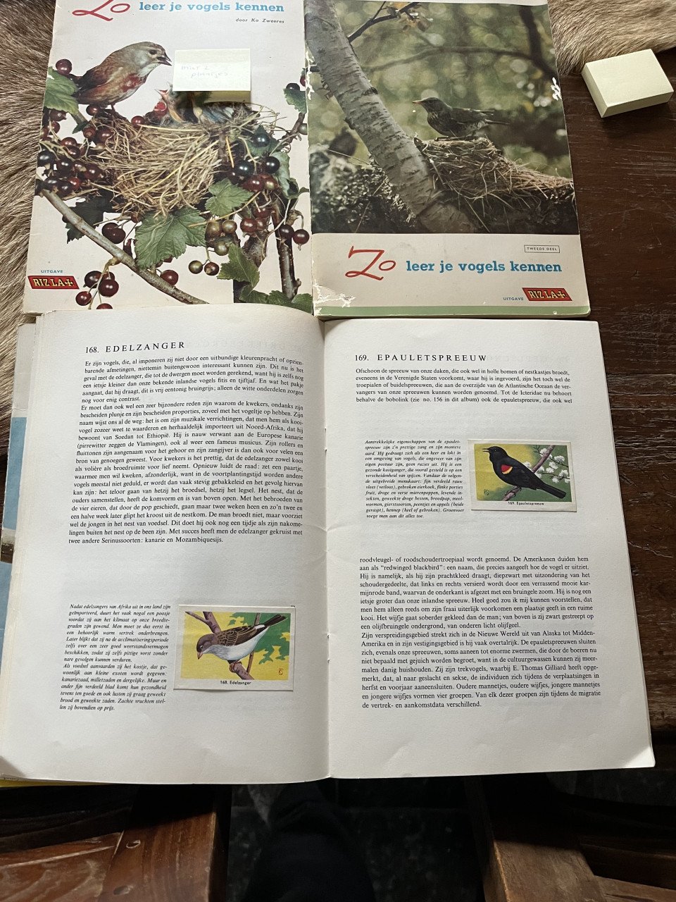 Oude boekjes over vogels met verzamelplaatjes