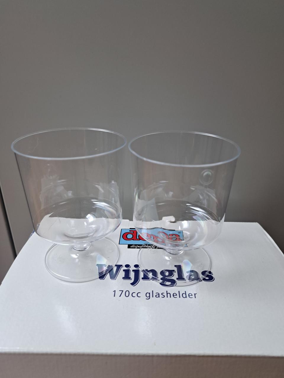 Doosje plastic wijnglaasjes!