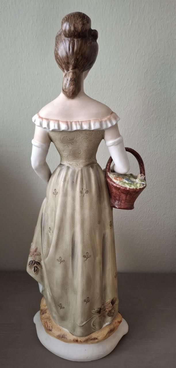 Beeldje: Vrouw met Mand