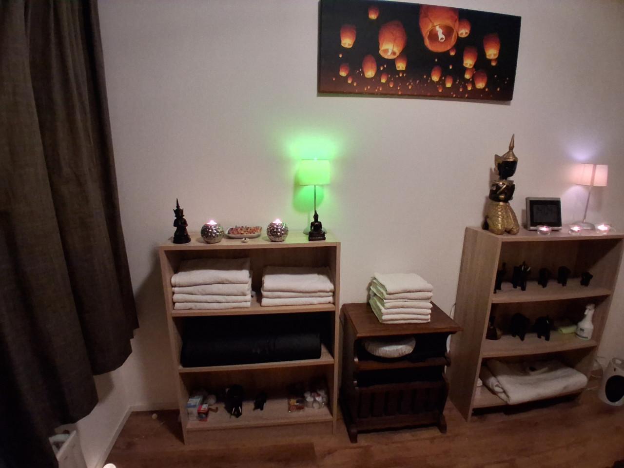 Ontspanningsmassage voor vrouwen door senior masseur