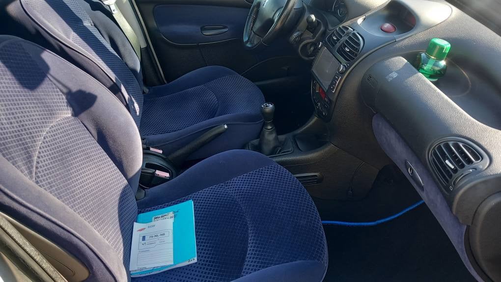Peugeot 206 1.4 16v Gentry 5deurs bj:2004 airco navigatie apk 5-2026 !!!!