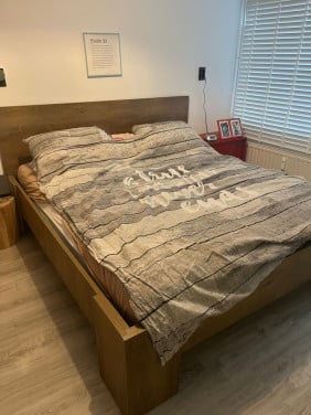 Bed en twee kastjes