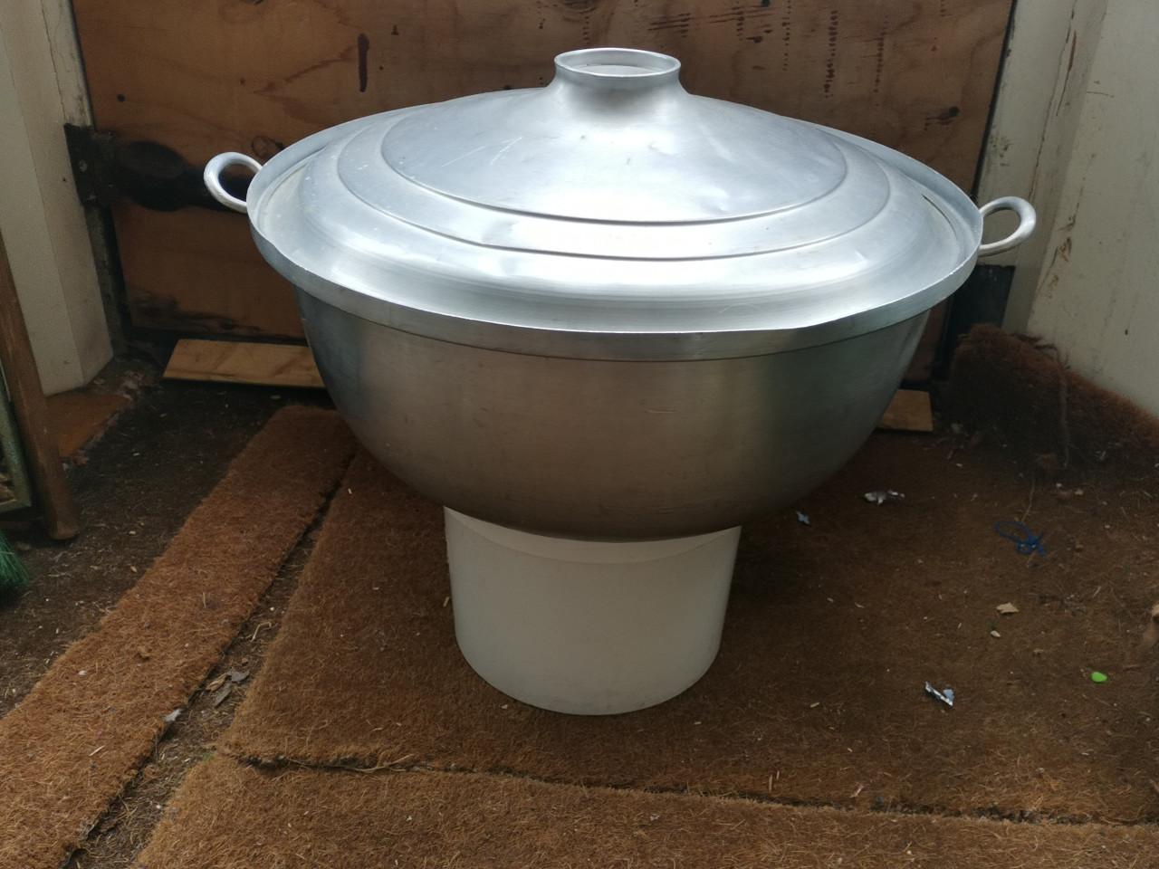 Zeer grote brocante pan met deksel
