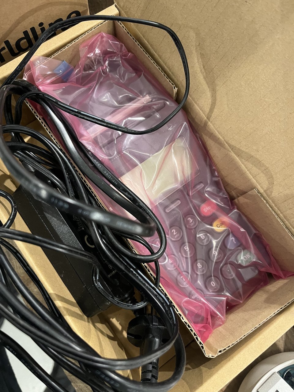 Pinautomaat met doos vol rolletjes