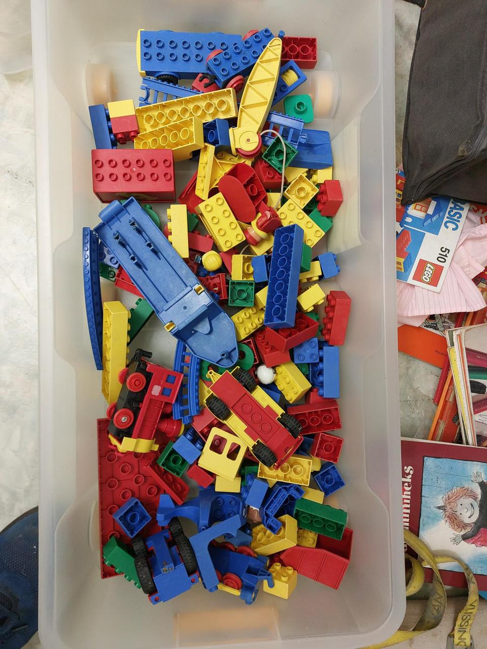 Grote bak met duplo blokken