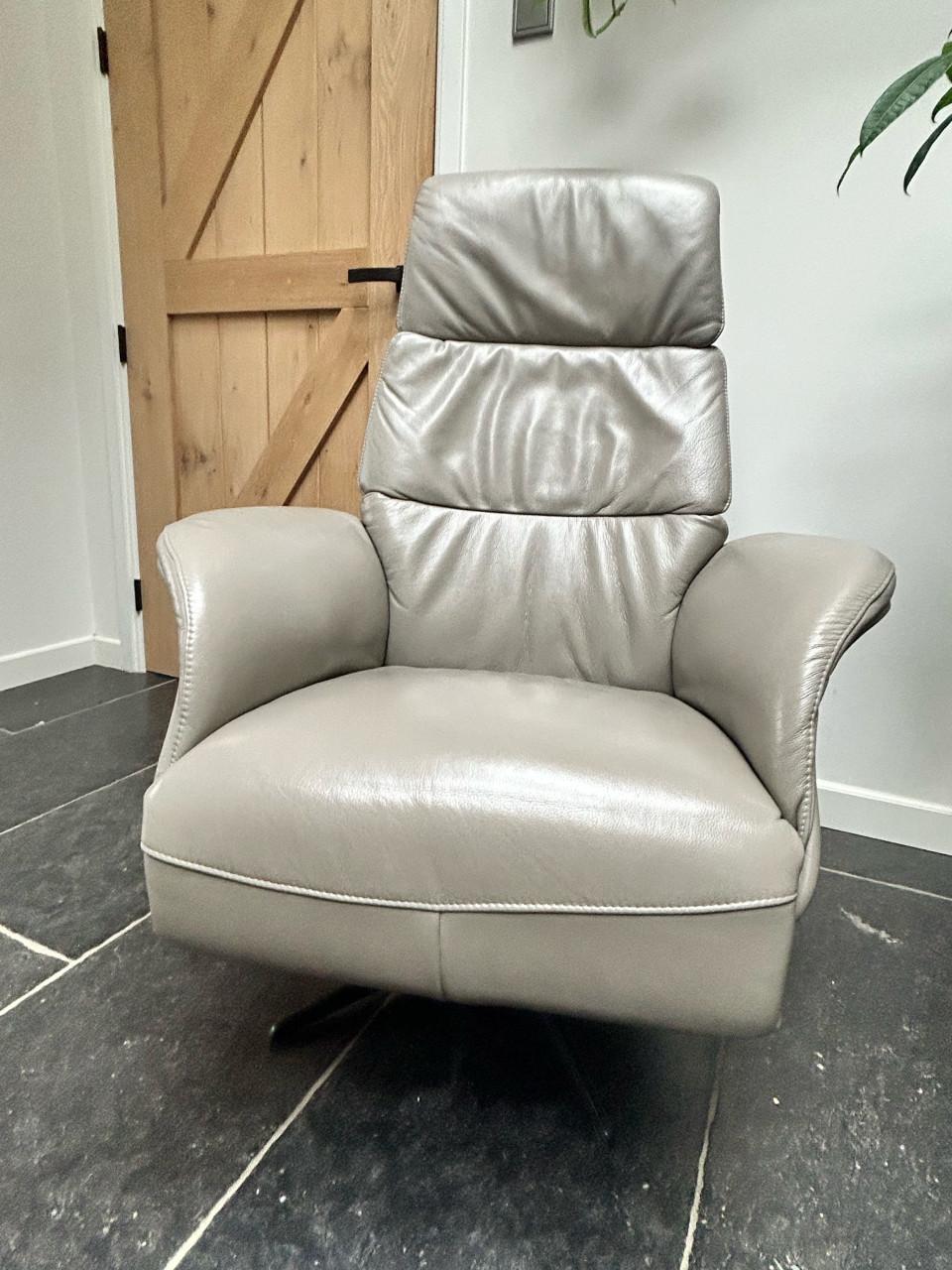 2 zeer mooie relax fauteuils izgs 350,- p/s