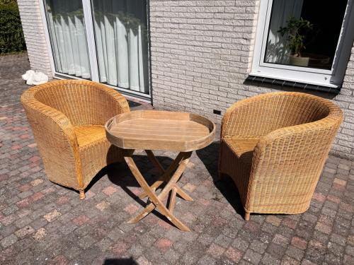 Rotan stoelen met tafel