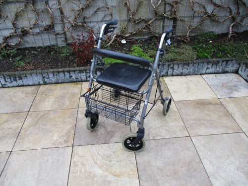Bijna nieuwe opvouwbare lichtgewicht rollator met zitje mand en rugsteun