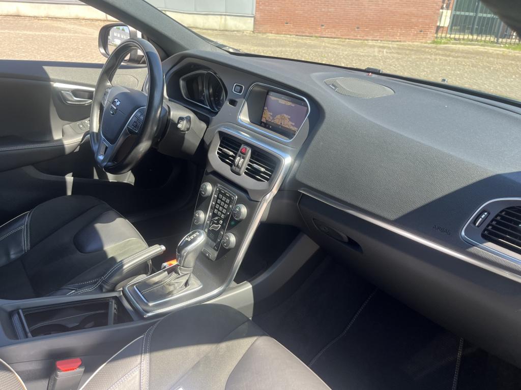 Volvo V40 1.5 t3 polar+ r-design sport pano navi trekhaak automaat
