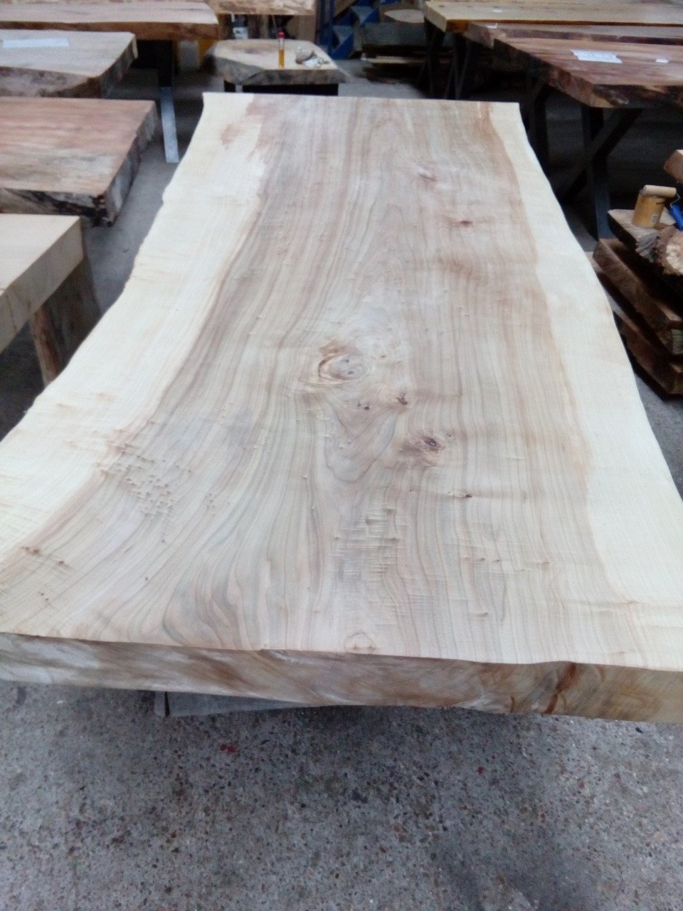 Houten tafels in Boomstamvorm, planken Tafelbladen, decoratie bartafel