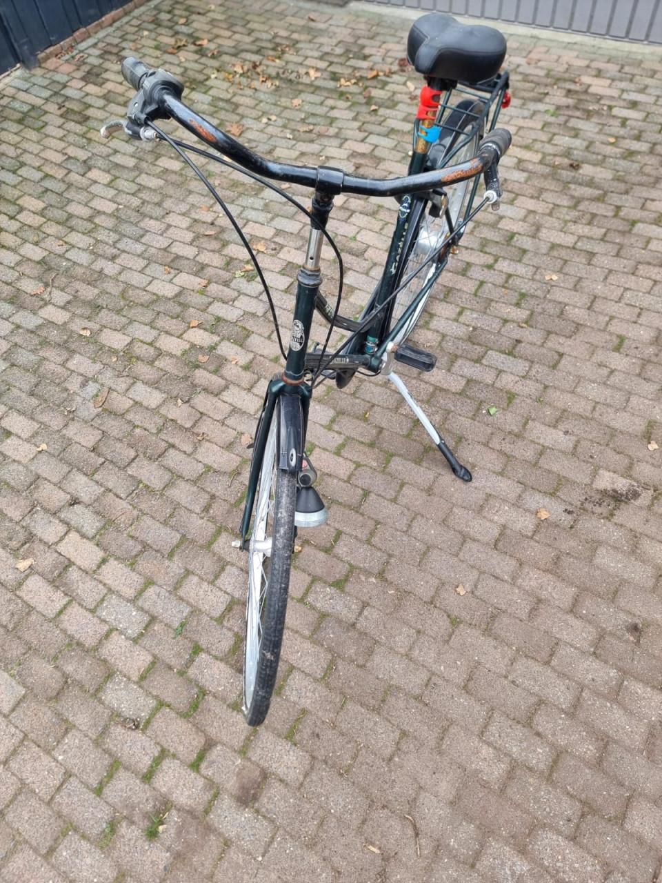 Dames studenten stationfiets