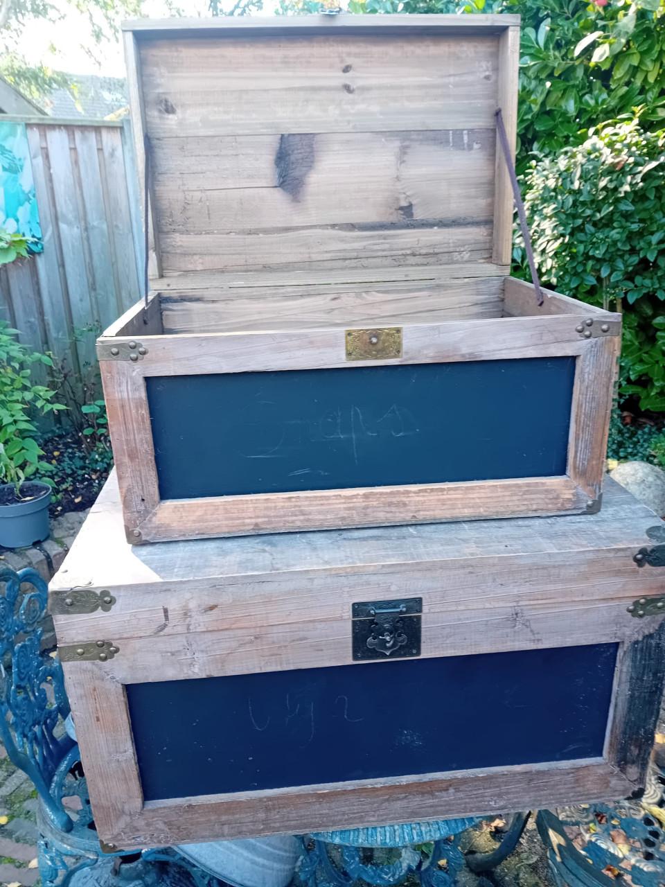 Twee houten voorraadkisten met scharnierdeksel