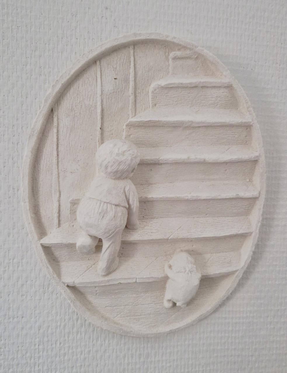 Ovaal vintage wit wandpaneel gips 3D kind hond trap