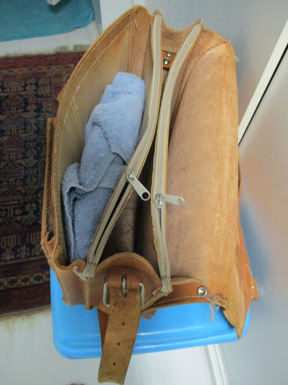Te koop prachtige lederen schooltas met schouderband