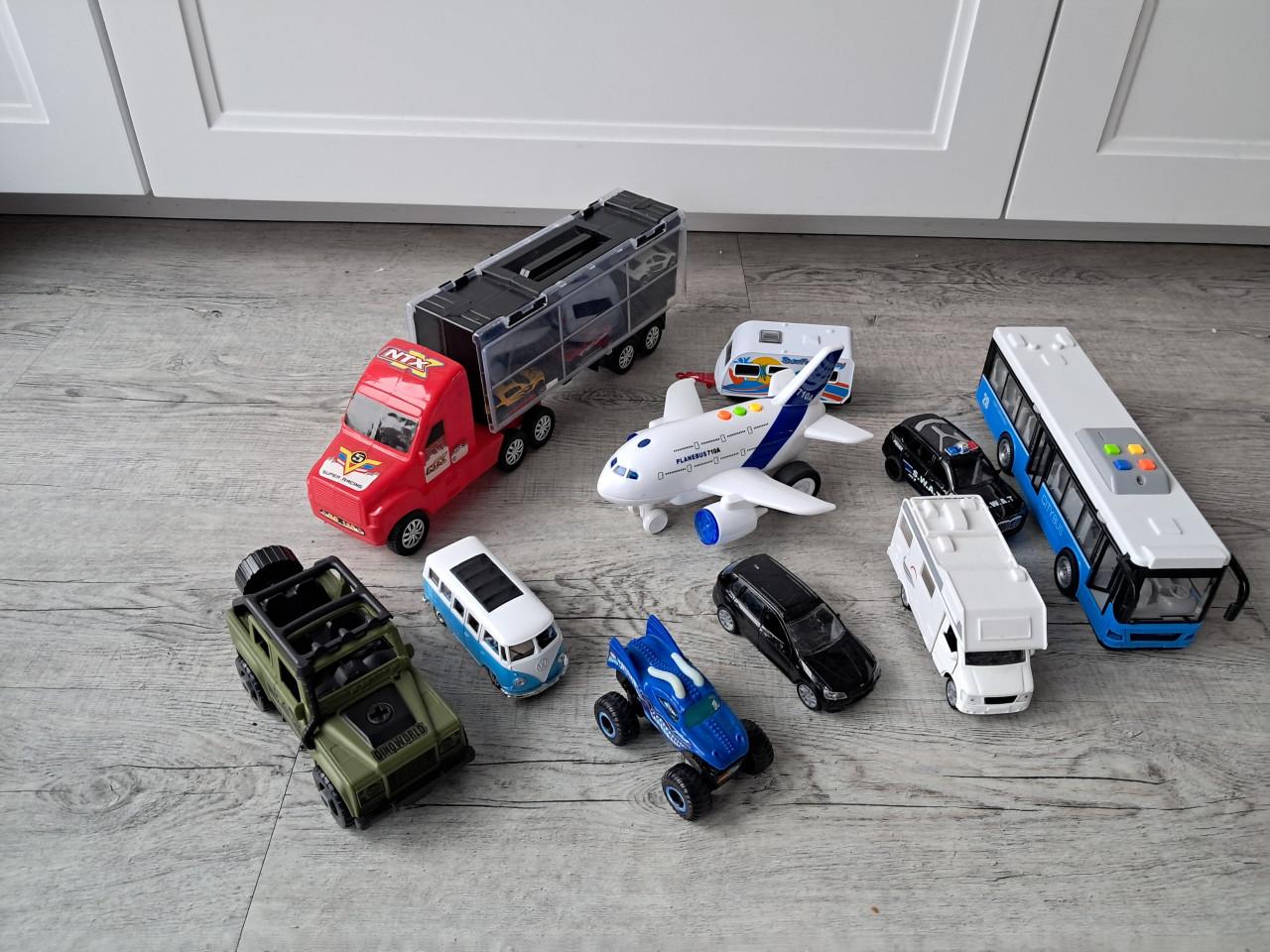 Divers speelgoedvoertuigen