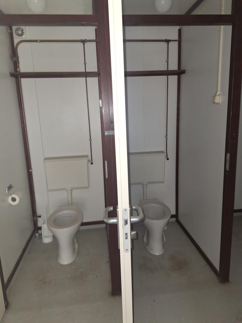 Wcunit geïsoleerd, sanitairunit, toiletgebouw,schaftkeet, bouwkeet, berging