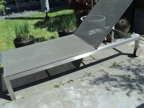 Prachtig vrijwel nieuw RVS ligbed bespannen met grijs BATYLINE