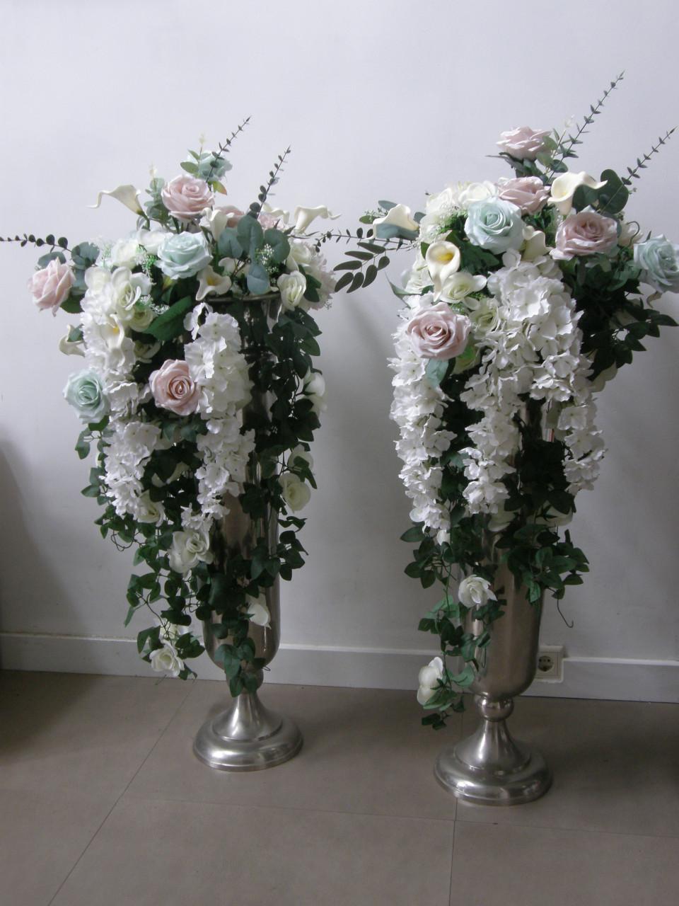 2 Vazen met kunstbloemen
