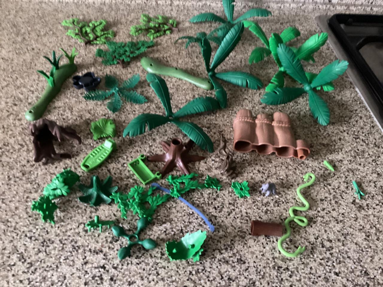 Playmobil.    Veel rotspartijen, bomen enplateaus.