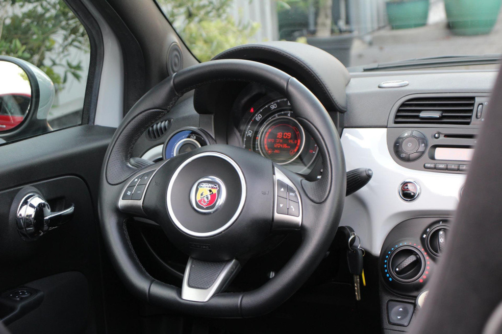 Abarth 500c 1.4 t-jet scorpione - alcantara - aux/usb - 17inch - pdc - gric