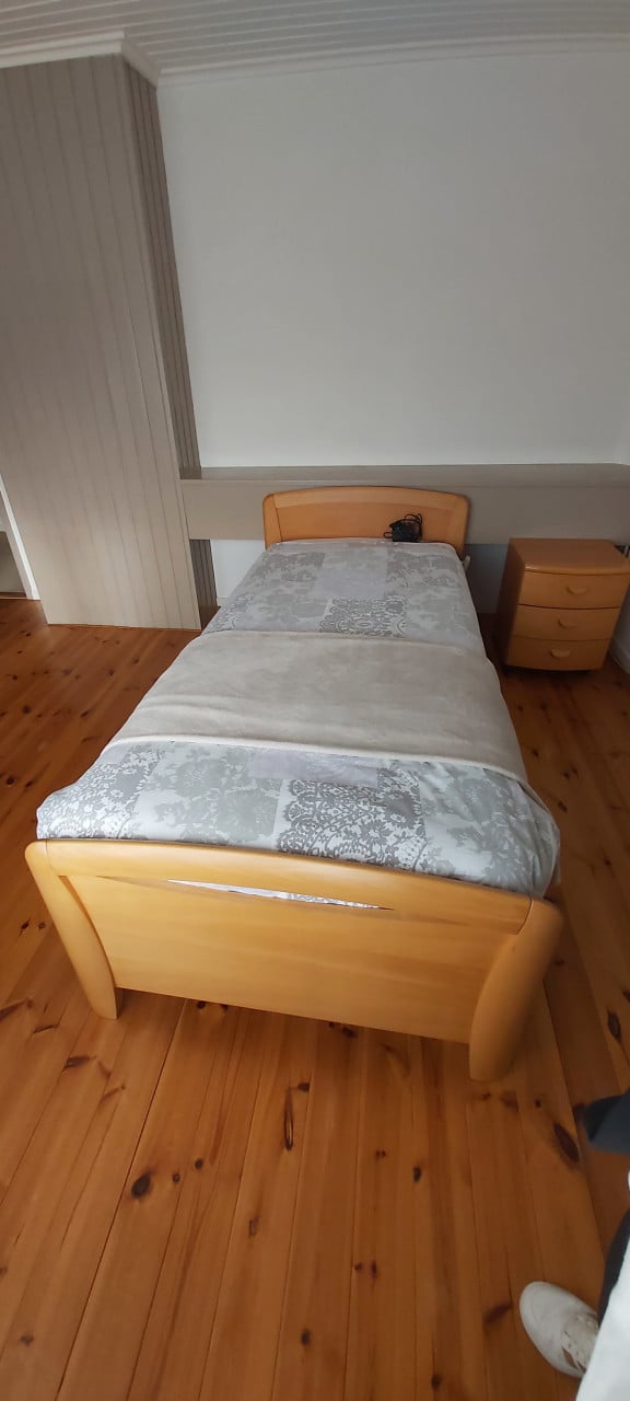 Seniorenbed met verstelbare lattenbodem en nachtkastje