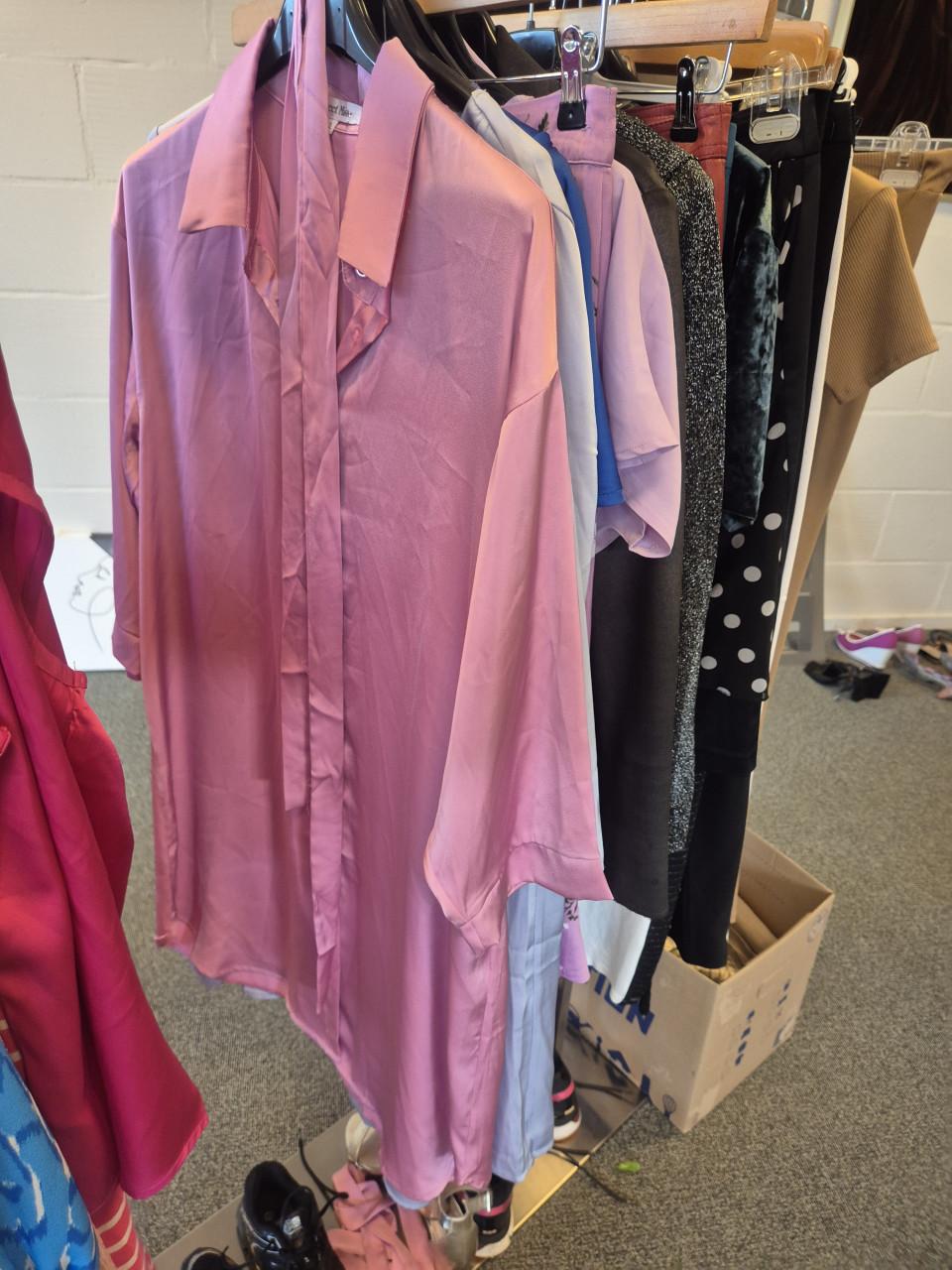 Partij nieuwe dameskleding