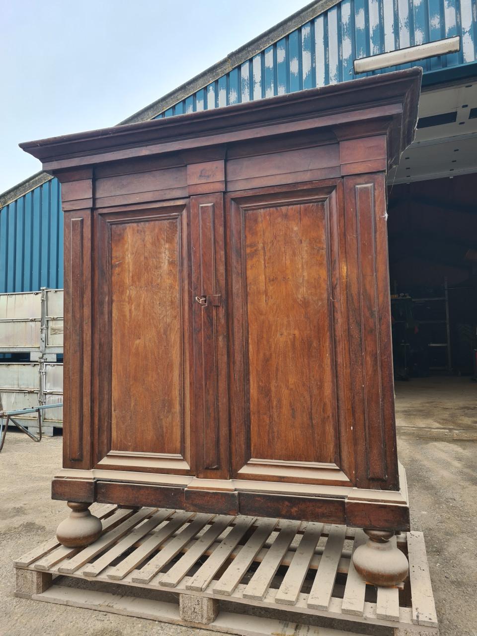 Antieke kast pastoorskast