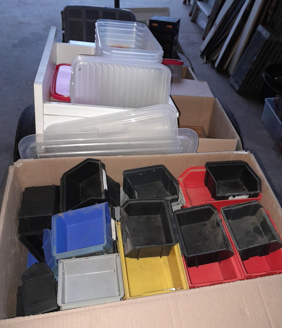 Partij div kunststof hobby koffers en opberg dozen met vakverdeling