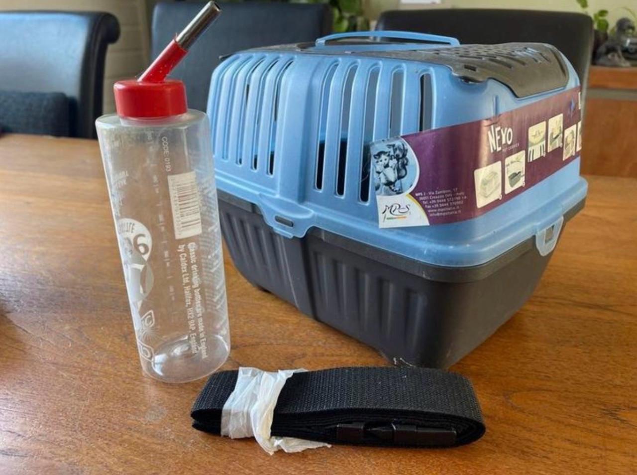 NEYO pet carrier/transportbox incl waterfles