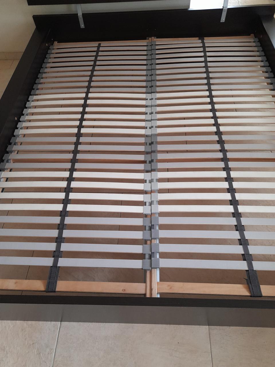 Prachtig 2 P. Bed 160 x 200 (in goede nette staat)  Kleur bruin/zwart