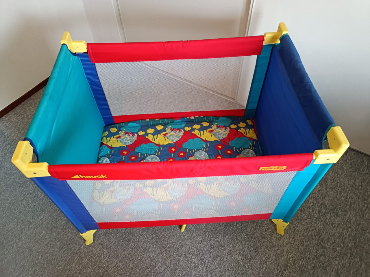 Campingbedje met matras en laken en opbergtas