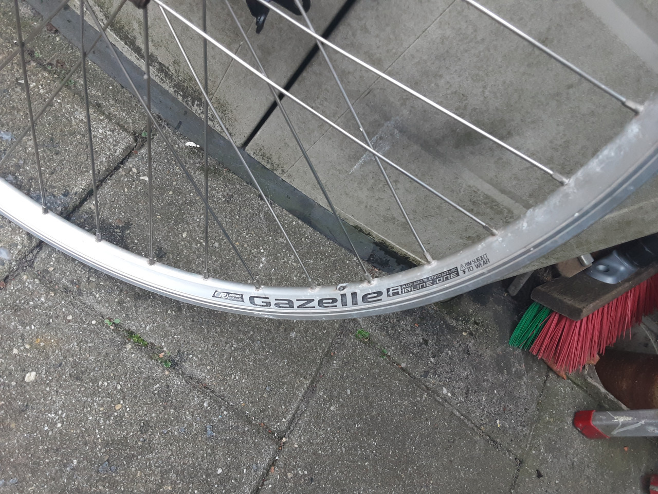 Gazelle 28 inch nexus voorwiel, naafdynamo, rollerbrake rem