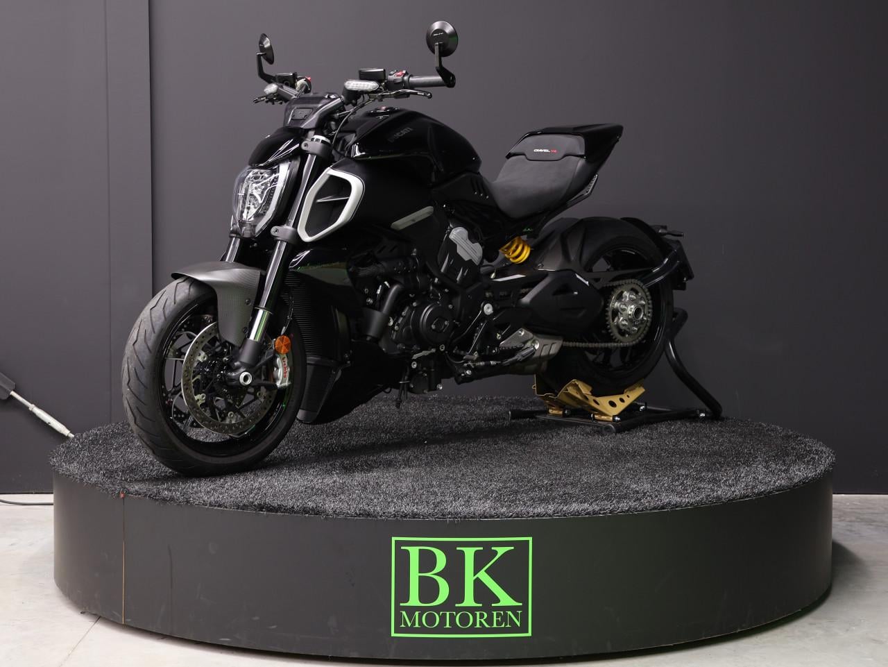 DIAVEL V4 | Carbon + Accessoires (T.w.v. €2680.-)