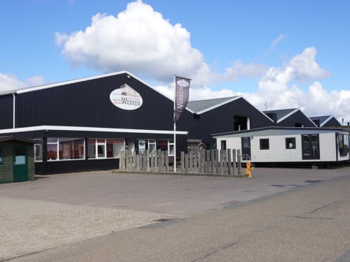 Div. stacaravans en chalets met dubbel glas en centrale verwarming te koop