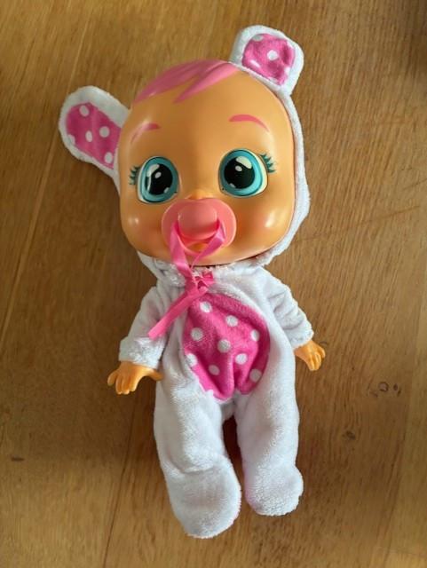 Cry Babies pop met wit/roze pakje - kan echt huilen