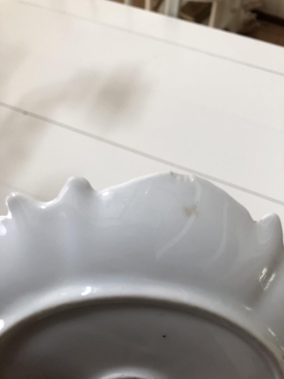 Lief brocante wit porseleinen blakertje met roosjes motief