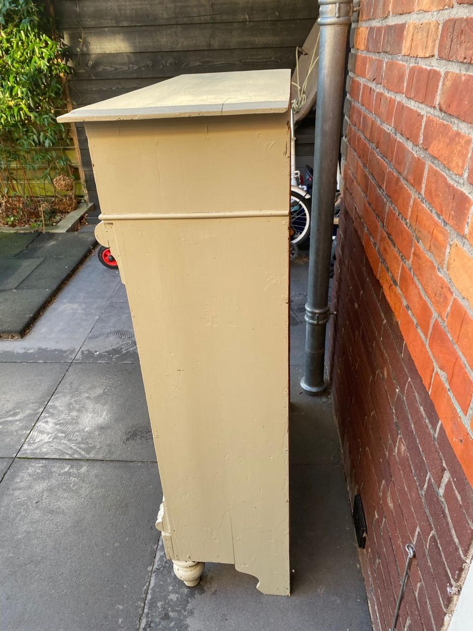 Grijs groene houtenkast