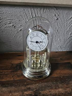 Mooie werkende vintage Tafelklok met glazen stolp