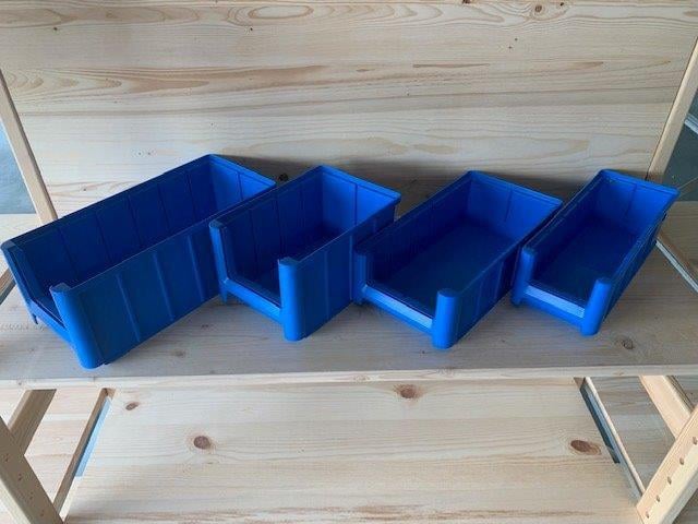 Nieuwe kunststof magazijnbakjes , in diverse maten .