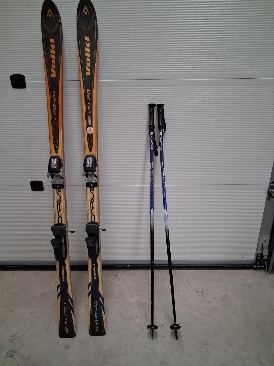 Ski's compleet met stokken.