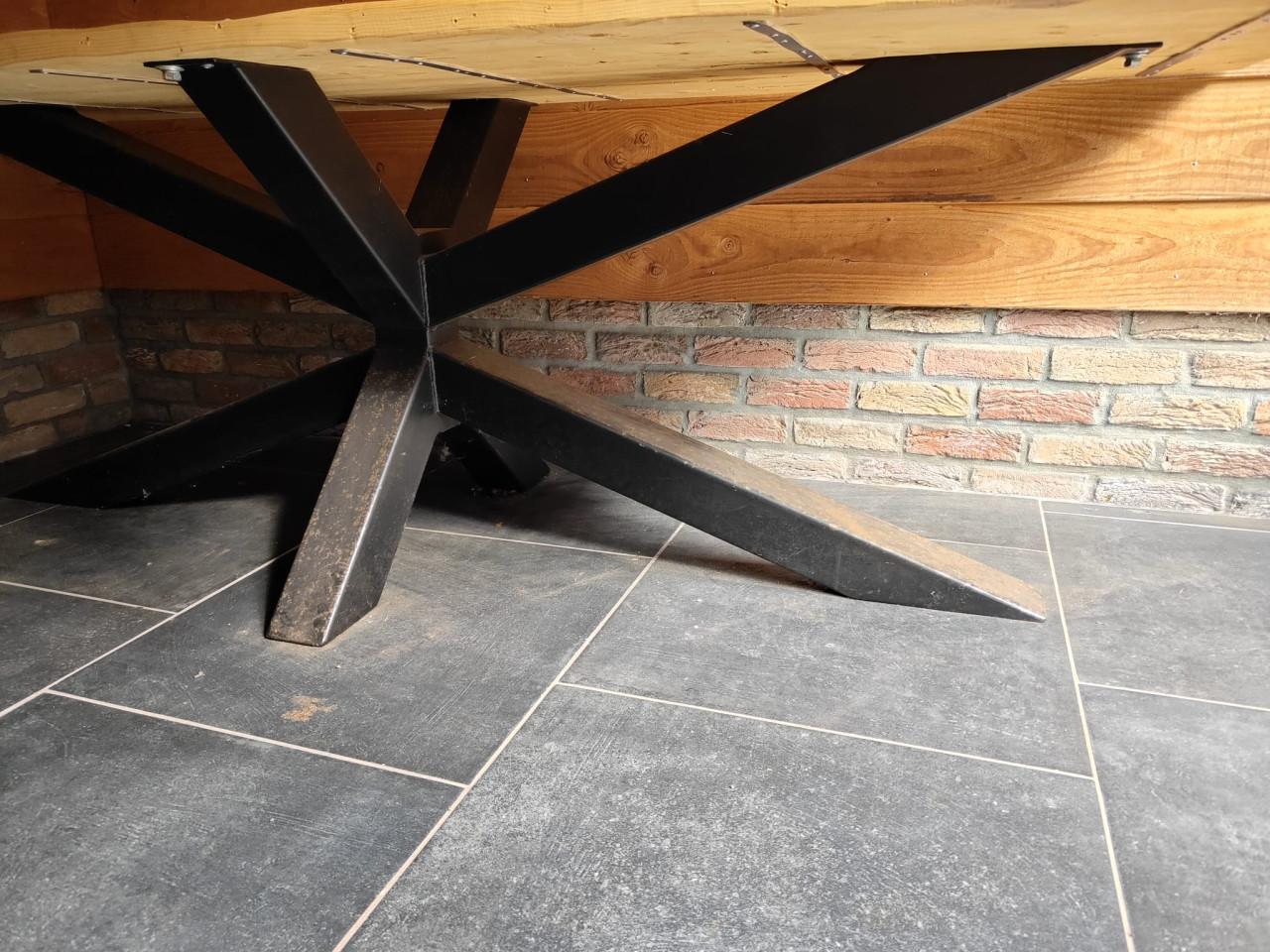 Mooie industriële tuintafel