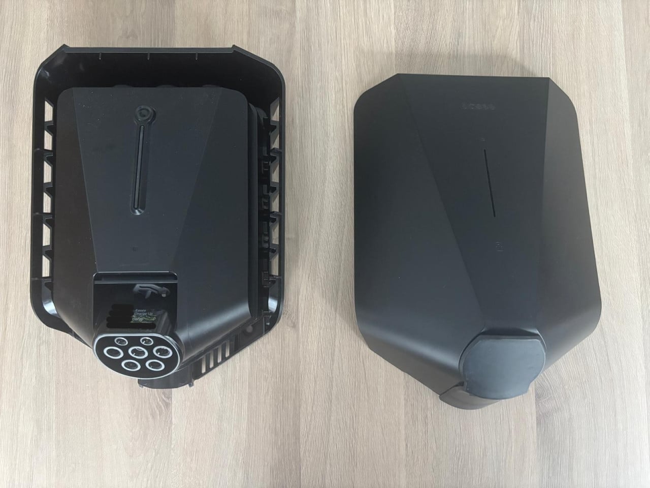 Easee Charge Up laadpaal. Zeer compact en in uitstekende staat!