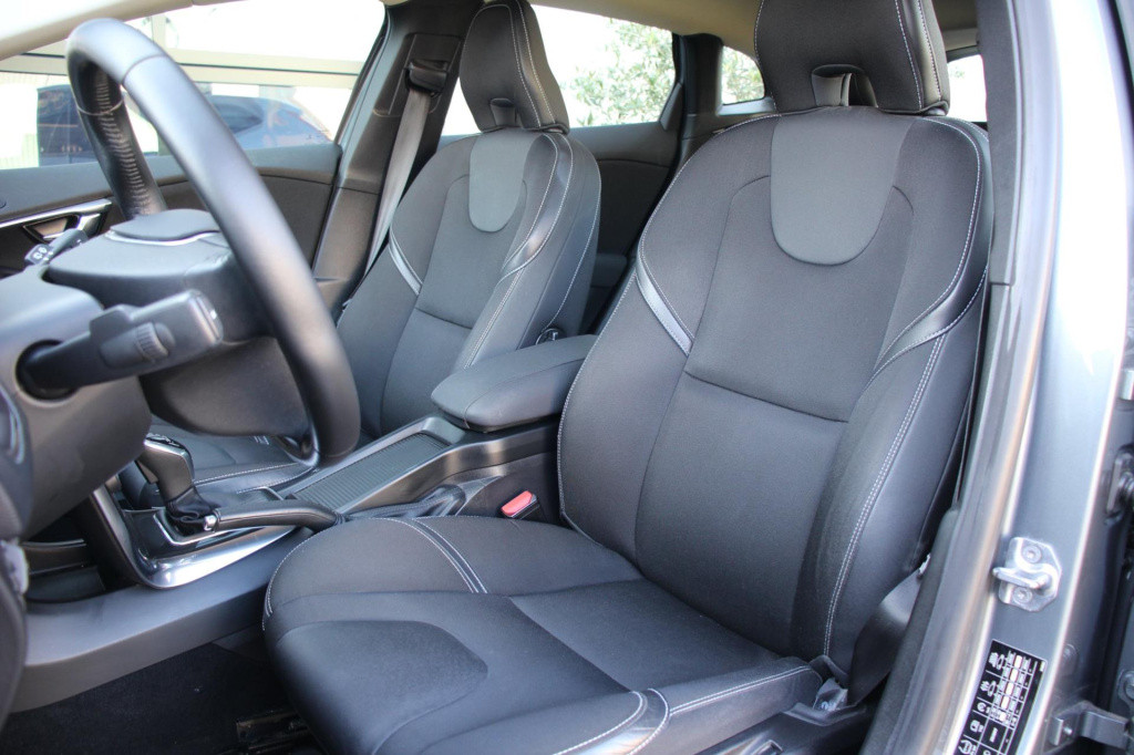 Volvo V40 1.5 t2 momentum automaat - pdc rondom + camera - full led - navi 