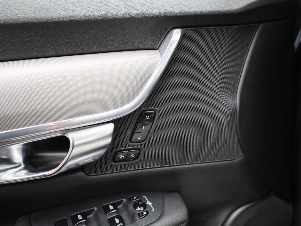 Volvo V90 2.0 b4 momentum business | automaat | navigatie | leder | apple c