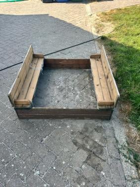 Houten zandbak met bankjes