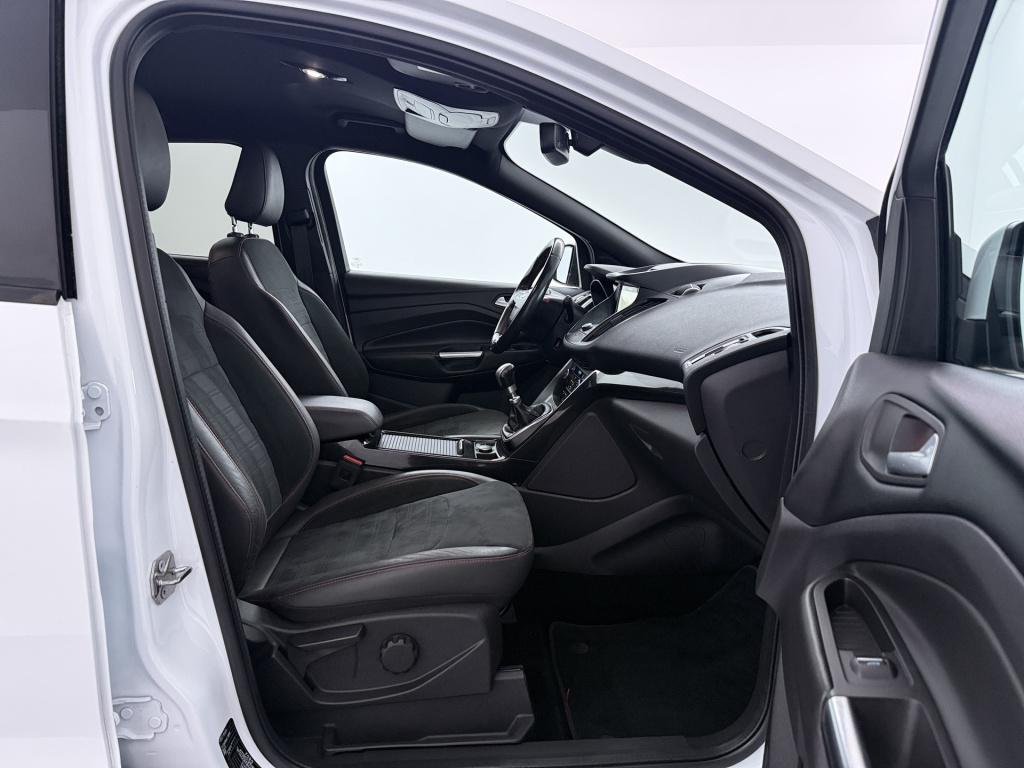 Ford Kuga 1.5 ecoboost st line | trekhaak | 1800kg trekgewicht | navigatie 