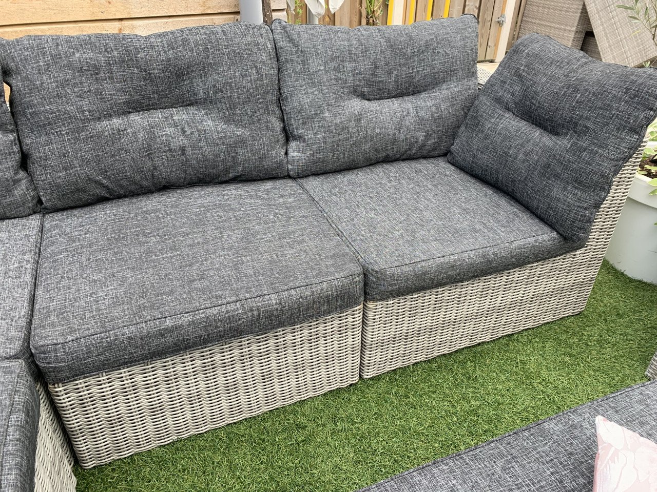 Loungeset riet, met kussens en tafel en stoel