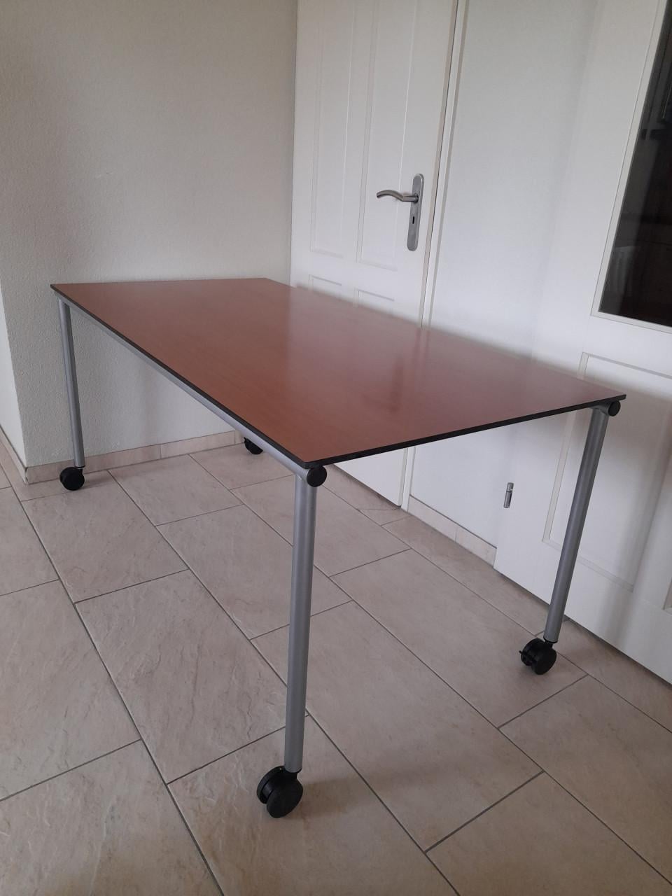 Verrijdbare Tafel / bureau  160 x 80 x 74H  ( in goede nette staat )